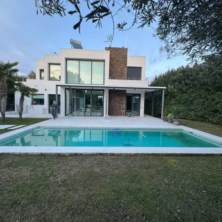 Instalación de valla de piscina antes y después en Barcelona - KidoSafe