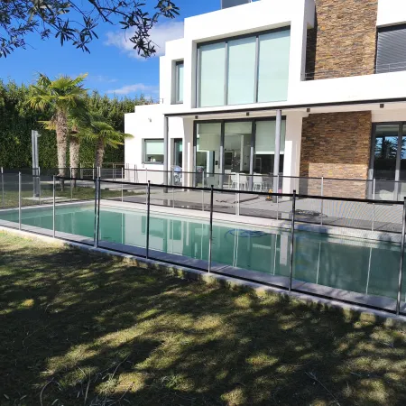 Instalación de valla de piscina antes y después en Barcelona - KidoSafe