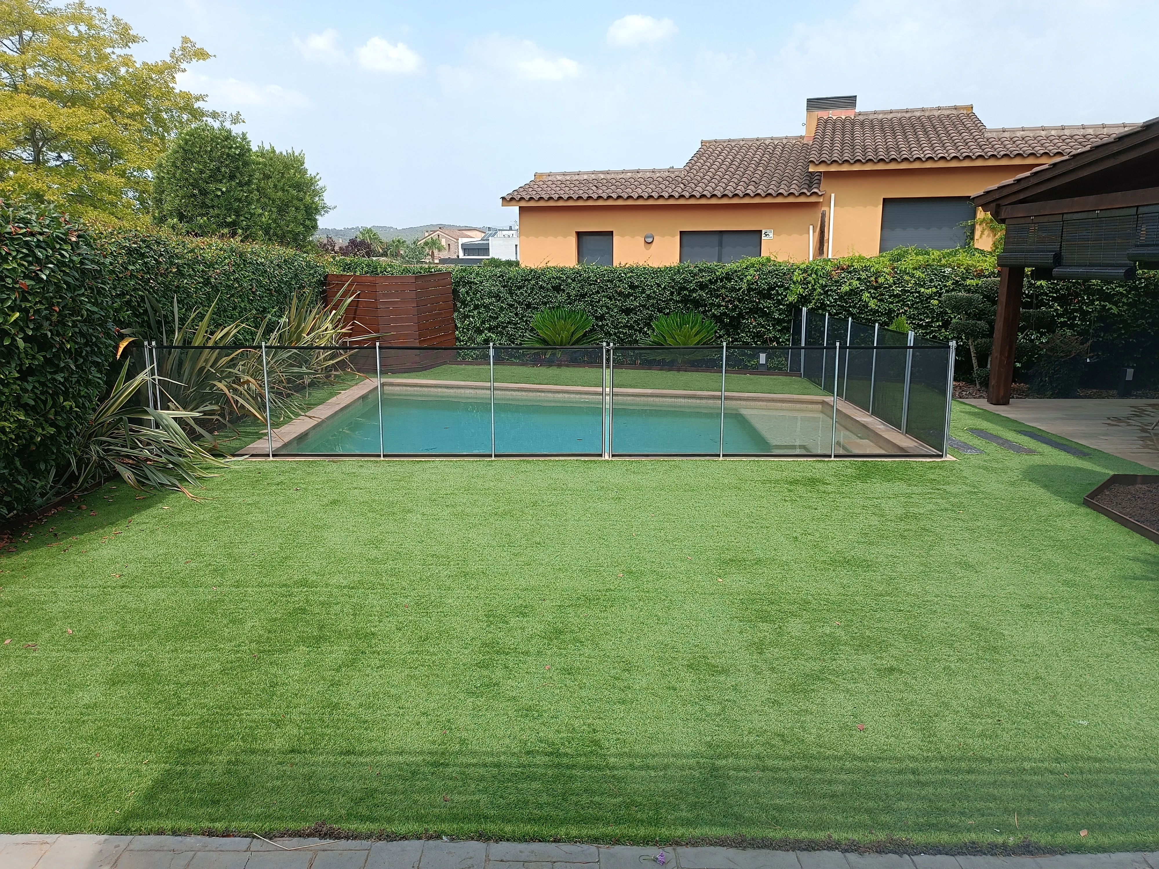 Valla de piscina integrada en el jardín